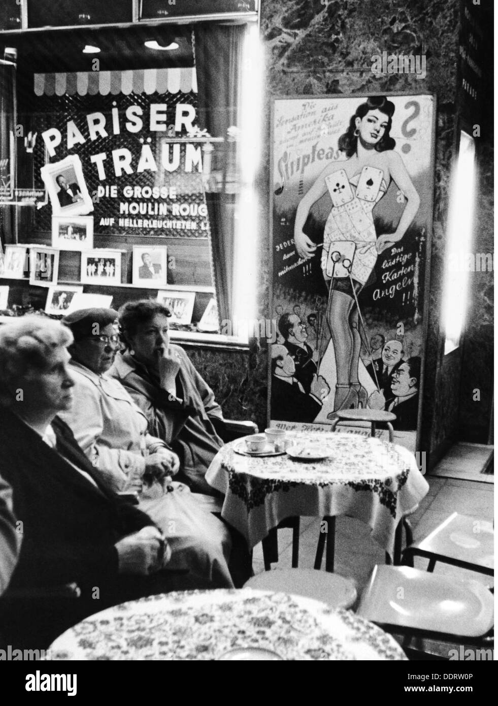 Geografia / viaggio, Germania, Amburgo, Sankt Pauli, anziane donne sedute in un caffè di strada di fronte a un bar striptease, anni 50, diritti aggiuntivi-clearences-non disponibile Foto Stock