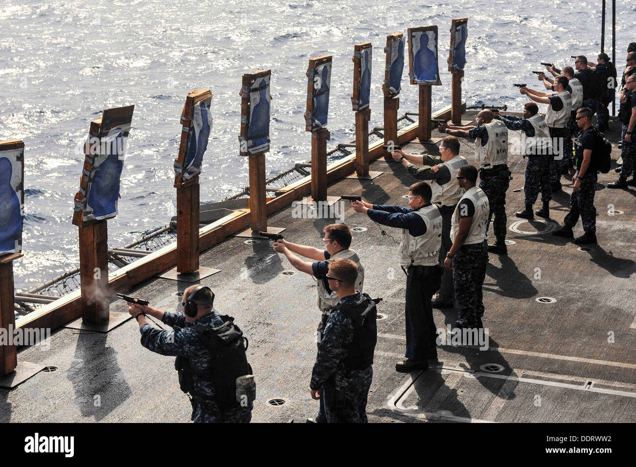 Portaerei USS Nimitz CVN (68). La Nimitz Carrier Strike gruppo è distribuito negli Stati Uniti Quinta Flotta area di responsabilità c Foto Stock