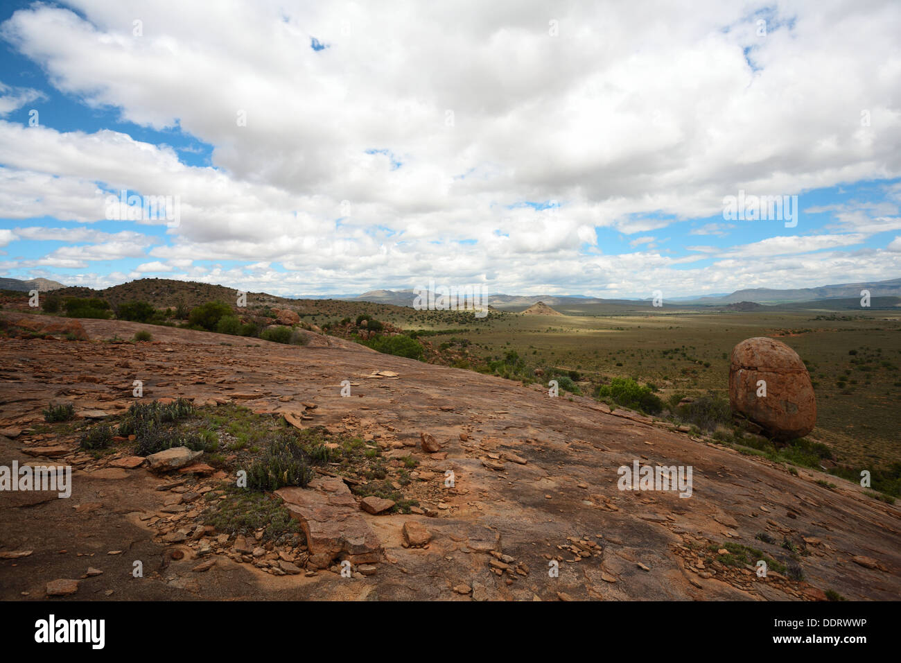Uovo Rock visto da un affioramento di granito nelle vicinanze, Cradock, Eastern Provincia del Capo, in Sud Africa Foto Stock