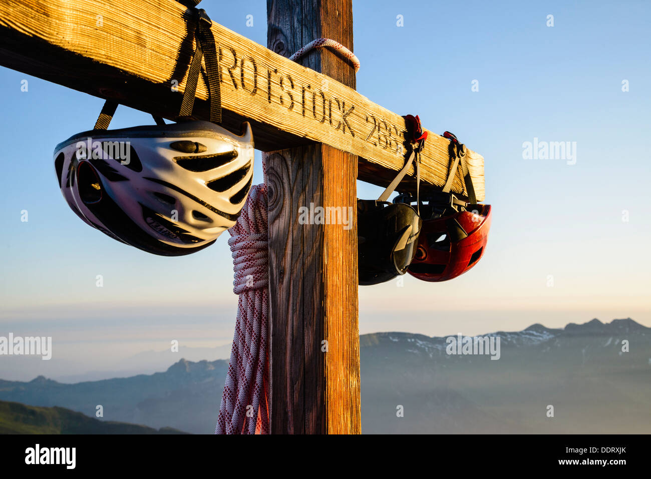 La luce del mattino sulla croce di vetta del Rotstock un piccolo picco sussidiaria dell'Eiger vicino a Grindelwald in Svizzera Foto Stock