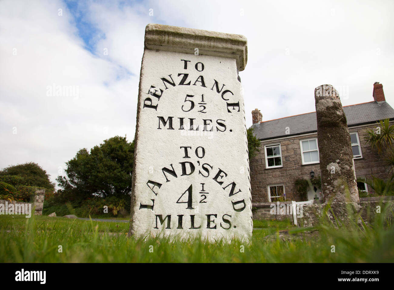 Un antica pietra pietra miliare sulla strada tra Penzance e Lands End, Cornwall, England, Regno Unito Foto Stock