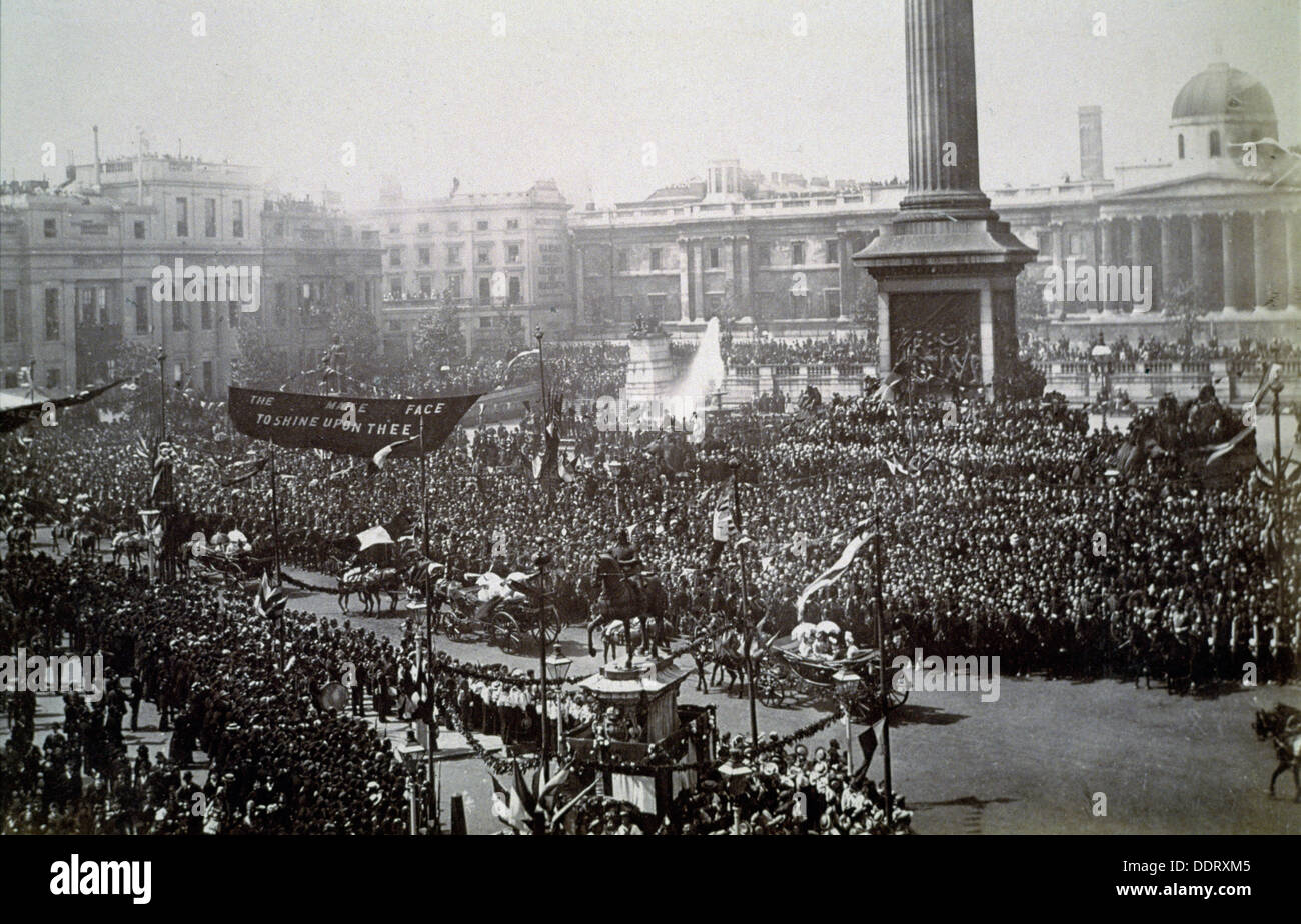 La regina Victoria in Trafalgar Square durante il suo Golden celebrazioni giubilari, Londra, 1887. Artista: sconosciuto Foto Stock