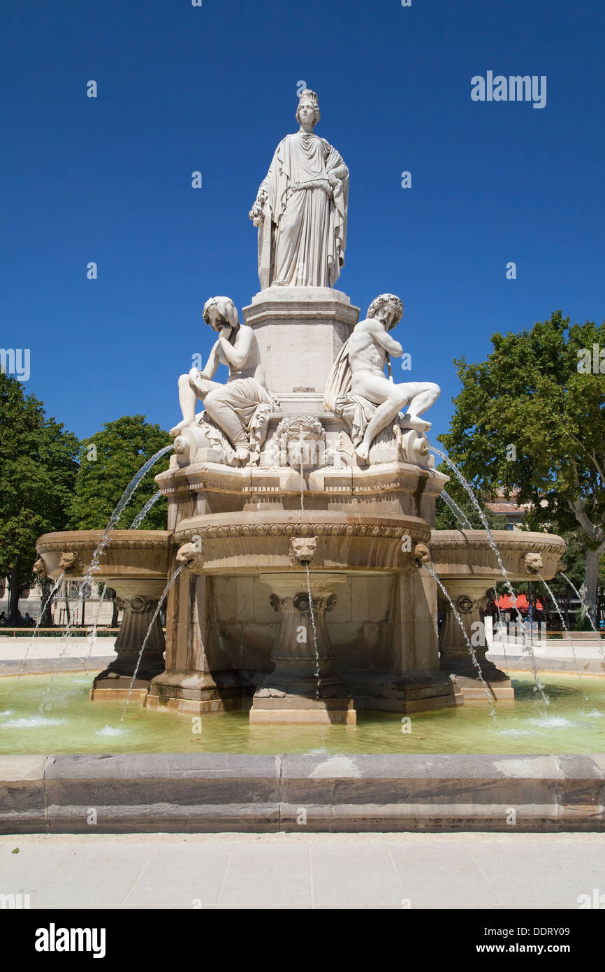 Fontaine Pradier (Fontana Pradier) nella Esplanade Charles-de-Gaulle di Nimes, Francia. Foto Stock