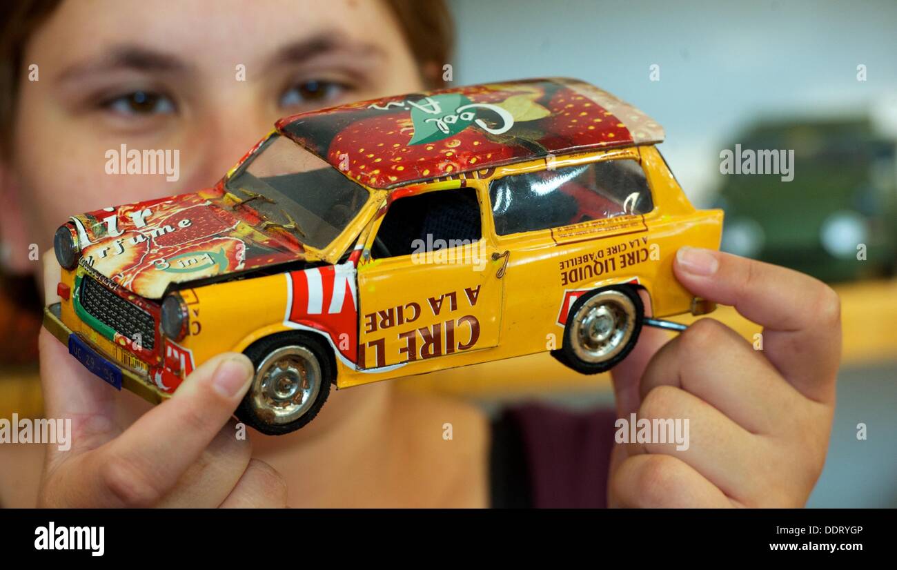 Un metallo "Trabant' dal Madagascar è detenuto dal produttore Claudia Quenzel presso il Museo Voelkerkunde a Leipzig, Germania, 06 settembre 2013. La mostra di vendita con arte e lavorati a mano prodotti provenienti da tutto il mondo si svolgerà dal 06 al 08 settembre 2013. Foto: PETER ENDIG Foto Stock