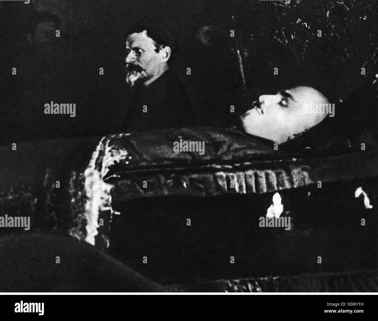 Lenin (Vladimir Ilyich Ulyanov), 22.4.1870 - 21.1.1924, politico russo, a metà lunghezza, il suo corpo morto, con Mikhail Ivanovich Kalinin, Mosca, gennaio 1924, Foto Stock