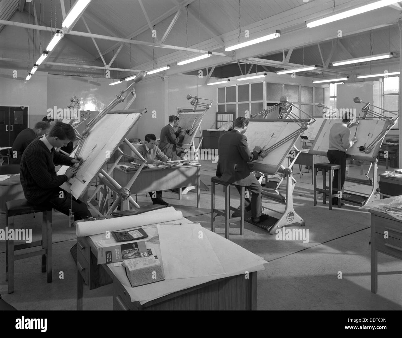 Ufficio di disegno a Sheffield fonderie di acciaio, Edgar Allens, 1964. Artista: Michael Walters Foto Stock