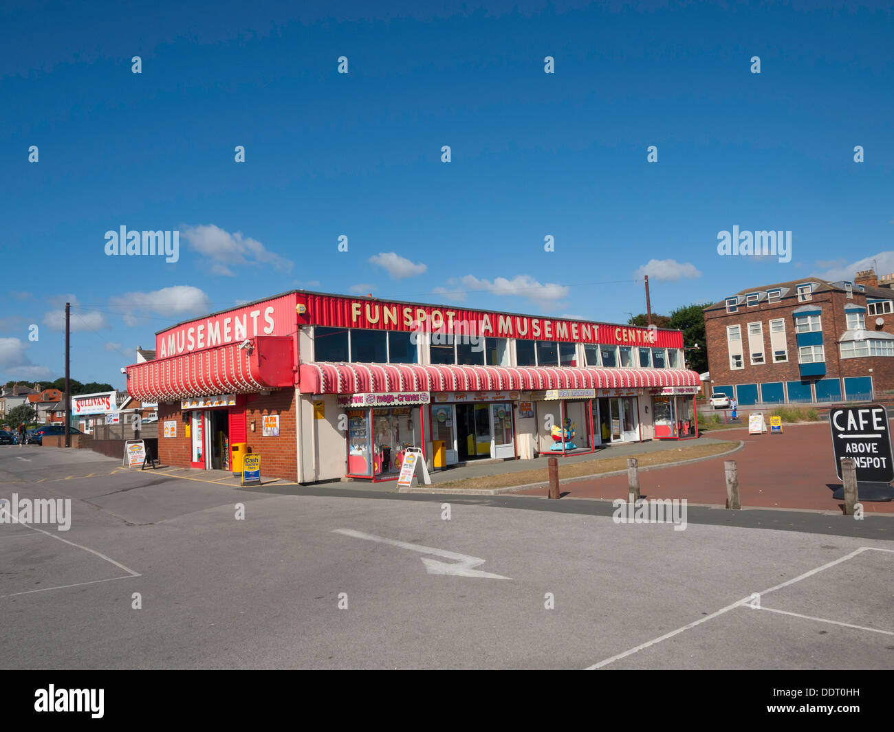 Un rosso brillante mare dipinta divertimento arcade e caffetteria in Hornsea East Yorkshire Foto Stock