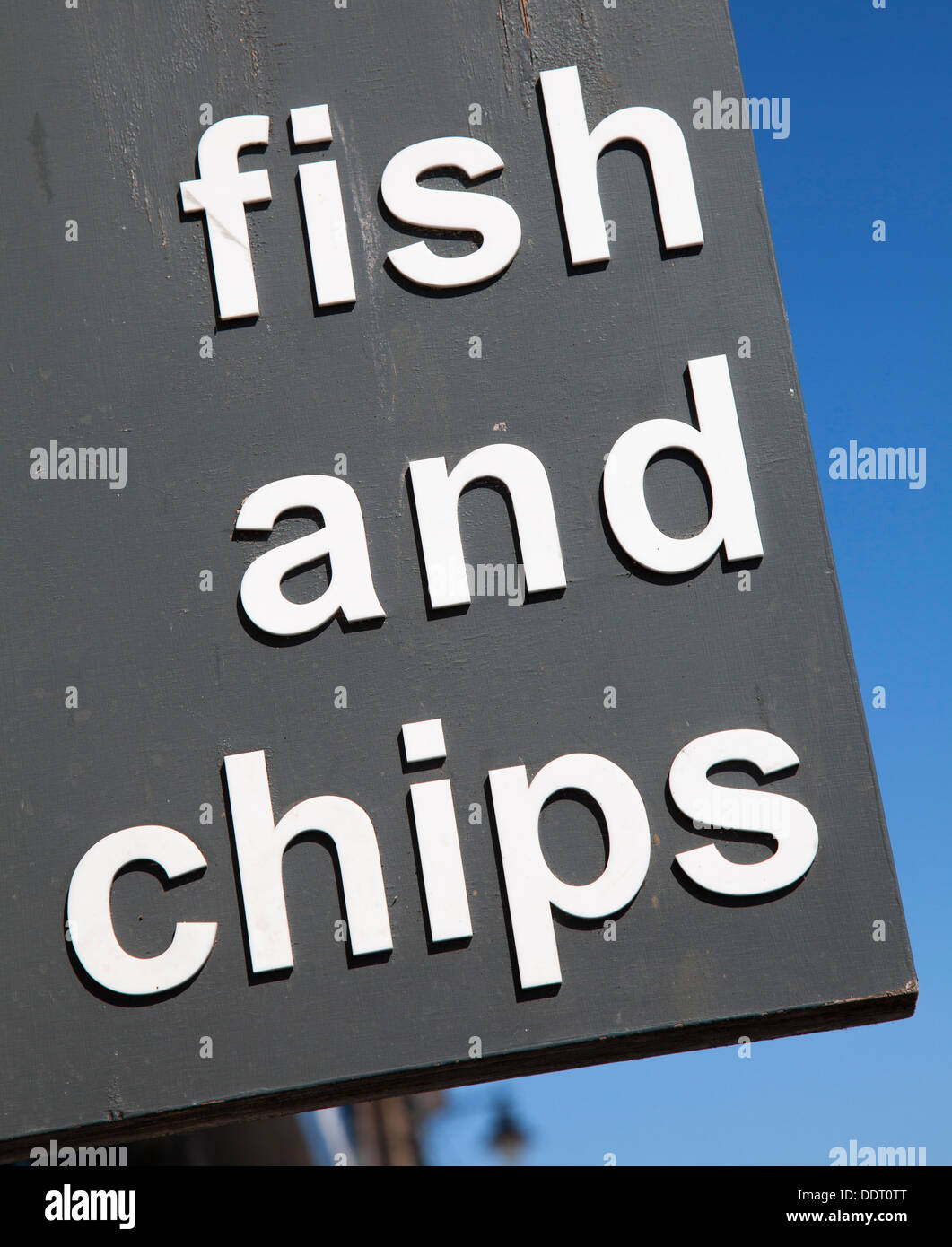 Un pesce e chip shop segno su una strada del Regno Unito. Foto Stock