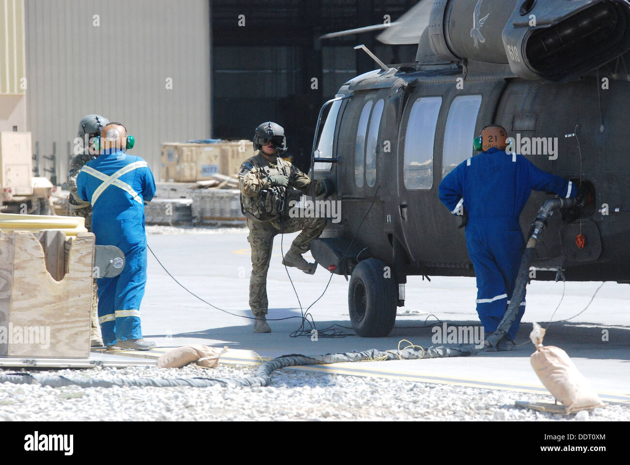 Sgt. Jay aringa, un UH-60 Black Hawk elicottero capo equipaggio assegnati a una società, secondo battaglione (supporto generale), 104th reggimento di aviazione (Pennsylvania), Task Force Phoenix, attende mentre il suo elicottero refuels il 4 settembre a Bagram Air Field, Afghanistan Foto Stock