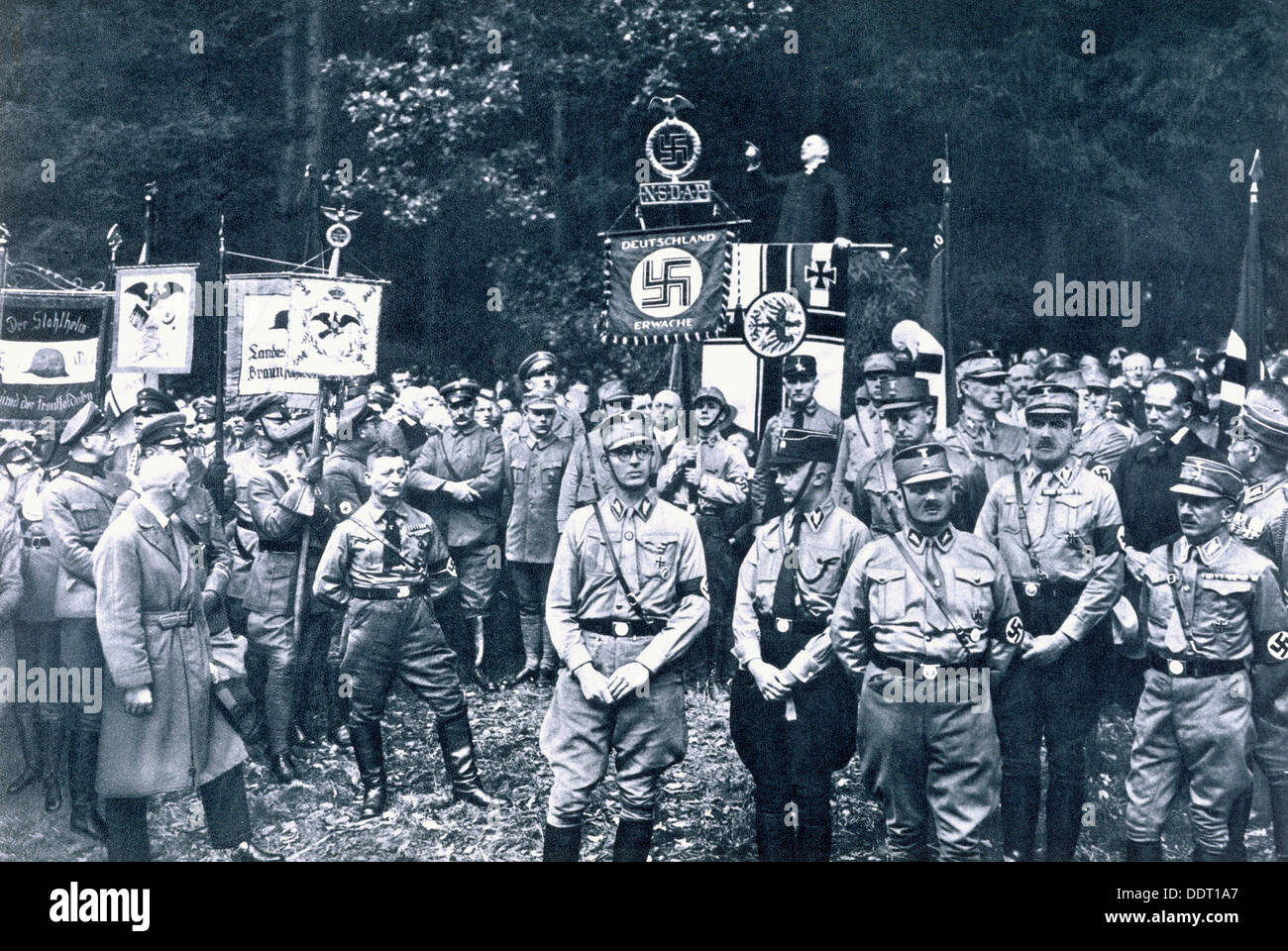 Nazisti ascolto di un indirizzo da Bruno Doehring, Bad Harzburg, Germania, 11 ottobre 1931. Artista: sconosciuto Foto Stock