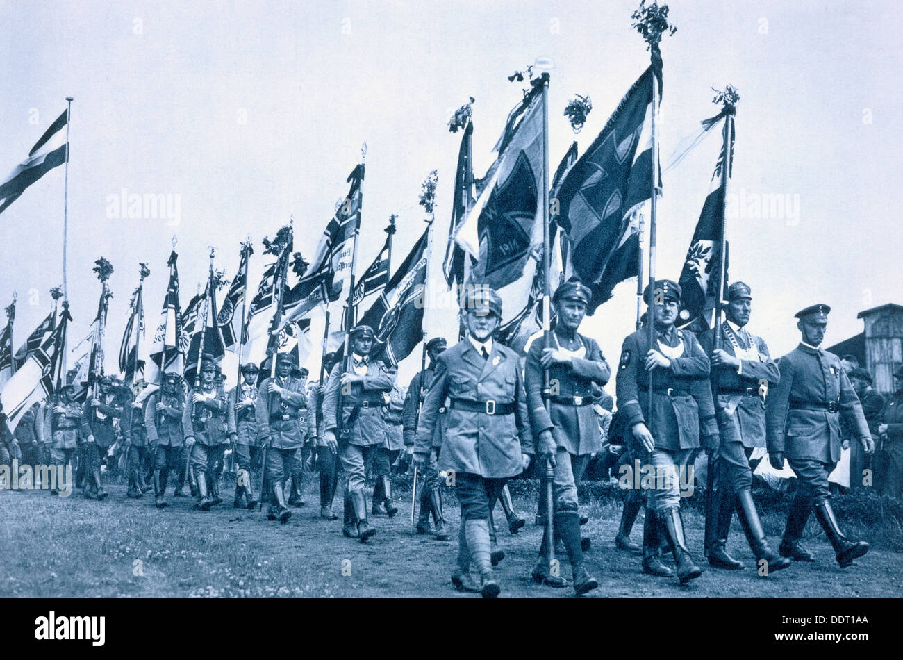 Sfilata della compagnia di intestazione del " acciaio " caschi, Berleburg, Germania, 18-19 giugno 1932. Artista: sconosciuto Foto Stock