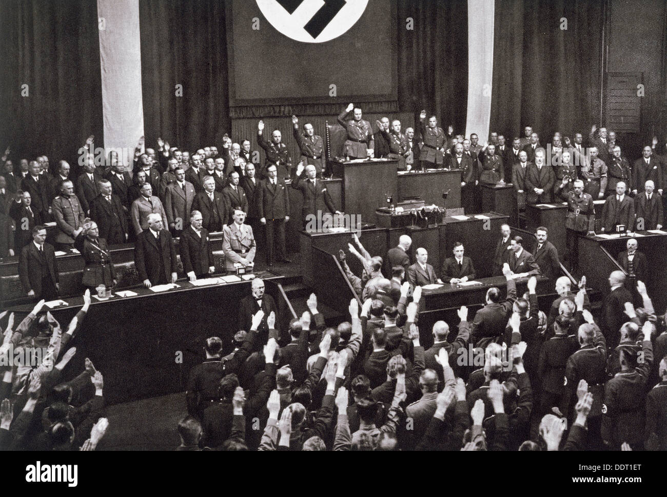Il cancelliere Adolf Hitler facendo un discorso davanti al Reichstag di Berlino, 17 maggio 1933. Artista: sconosciuto Foto Stock