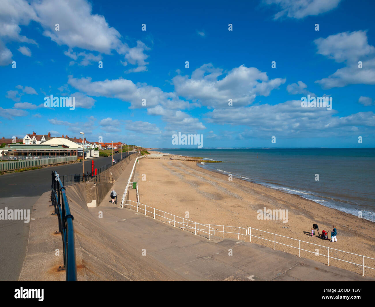 Spiaggia vuota in una giornata di sole a fine agosto in Hornsea East Yorkshire Inghilterra Foto Stock