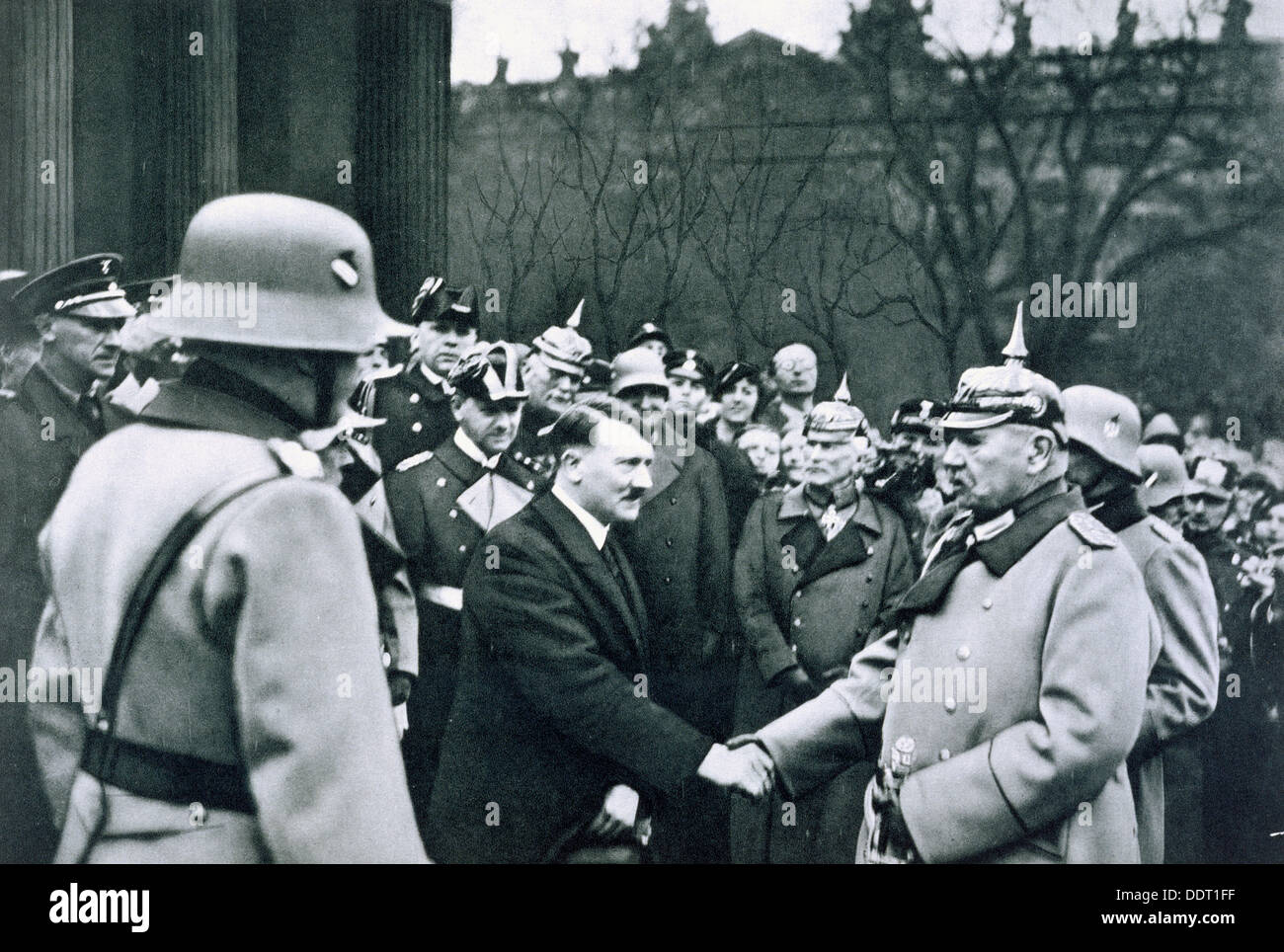 Adolf Hitler si stringono la mano con il presidente von Hindenburg sullo stato giorno di onore, 1934. Artista: sconosciuto Foto Stock