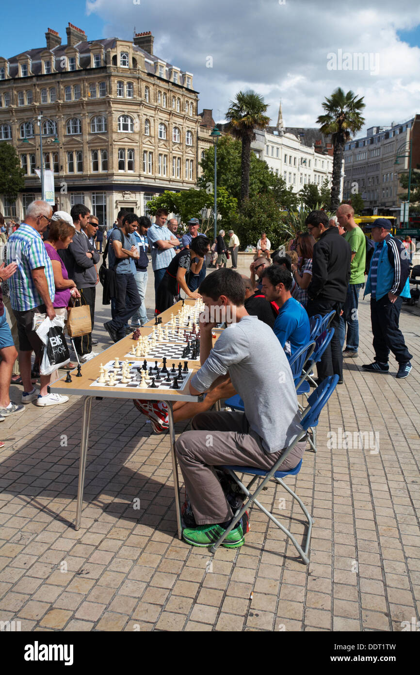 Bournemouth, Dorset Regno Unito 6 settembre 2013. Mostra di scacchi simultanei di beneficenza in Bournemouth Town Square con Meri Grigoryan, una donna FIDE Master membro del West London Chess Club e Coach accreditato ECF. Meri gioca fino a 10 giocatori alla volta, raccogliendo fondi per CANCER Research UK Credit: Carolyn Jenkins/Alamy Live News Foto Stock