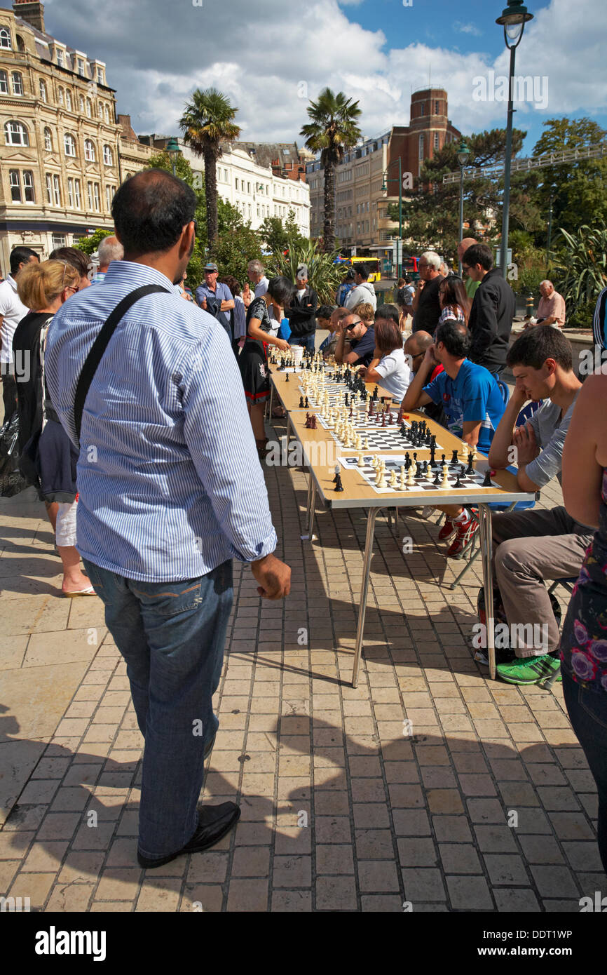 Bournemouth, Dorset Regno Unito 6 settembre 2013. Mostra di scacchi simultanei di beneficenza in Bournemouth Town Square con Meri Grigoryan, una donna FIDE Master membro del West London Chess Club e Coach accreditato ECF. Meri gioca fino a 10 giocatori alla volta, raccogliendo fondi per CANCER Research UK Credit: Carolyn Jenkins/Alamy Live News Foto Stock