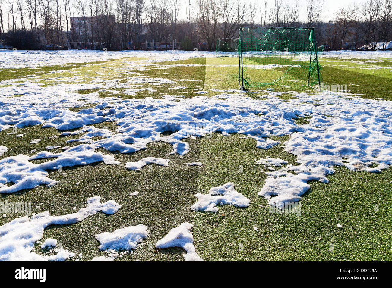 Snow legati all'esterno al campo di calcio in bassa stagione Foto Stock