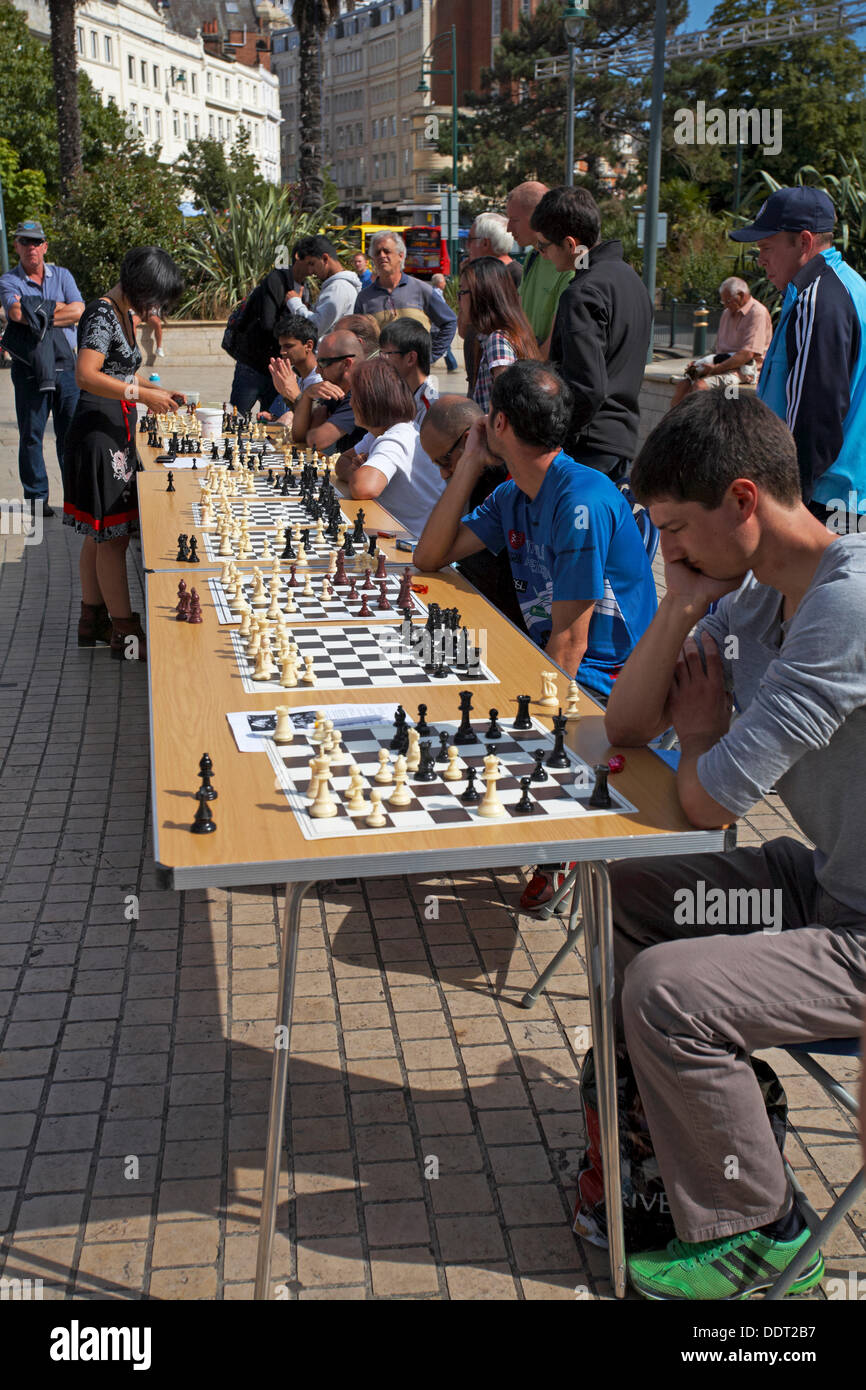 Bournemouth, Dorset Regno Unito 6 settembre 2013. Mostra di scacchi simultanei di beneficenza in Bournemouth Town Square con Meri Grigoryan, una donna FIDE Master membro del West London Chess Club e Coach accreditato ECF. Meri gioca fino a 10 giocatori alla volta, raccogliendo fondi per CANCER Research UK Credit: Carolyn Jenkins/Alamy Live News Foto Stock