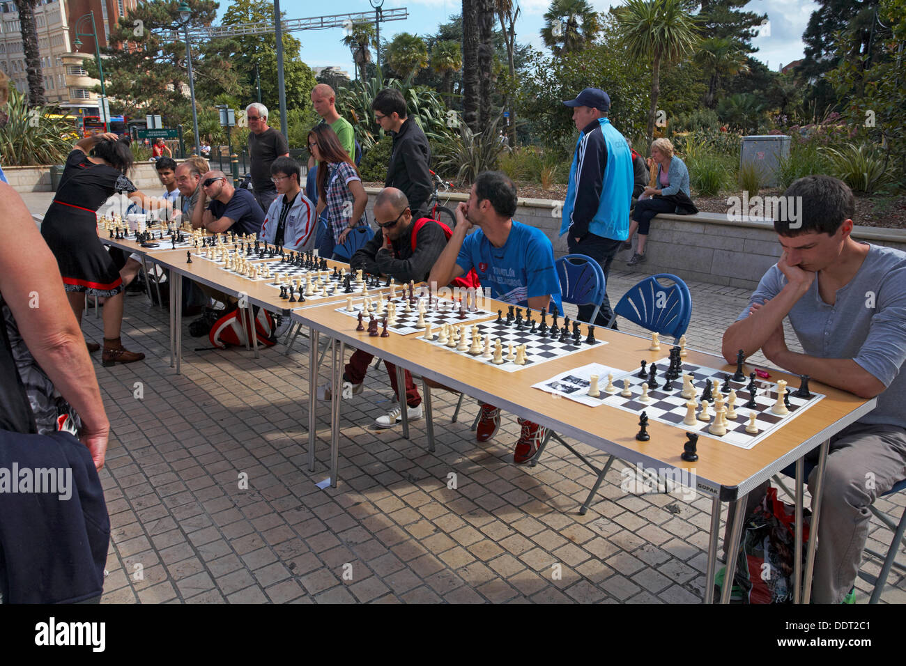 Bournemouth, Dorset Regno Unito 6 settembre 2013. Mostra di scacchi simultanei di beneficenza in Bournemouth Town Square con Meri Grigoryan, una donna FIDE Master membro del West London Chess Club e Coach accreditato ECF. Meri gioca fino a 10 giocatori alla volta, raccogliendo fondi per CANCER Research UK Credit: Carolyn Jenkins/Alamy Live News Foto Stock