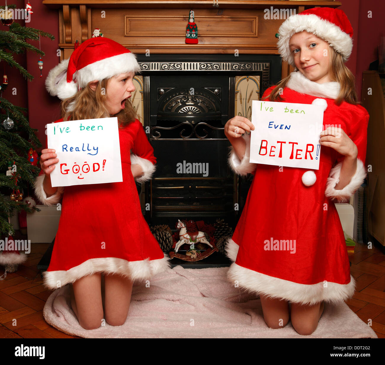 Ragazze divertirsi prima di natale, in attesa di santa Foto Stock