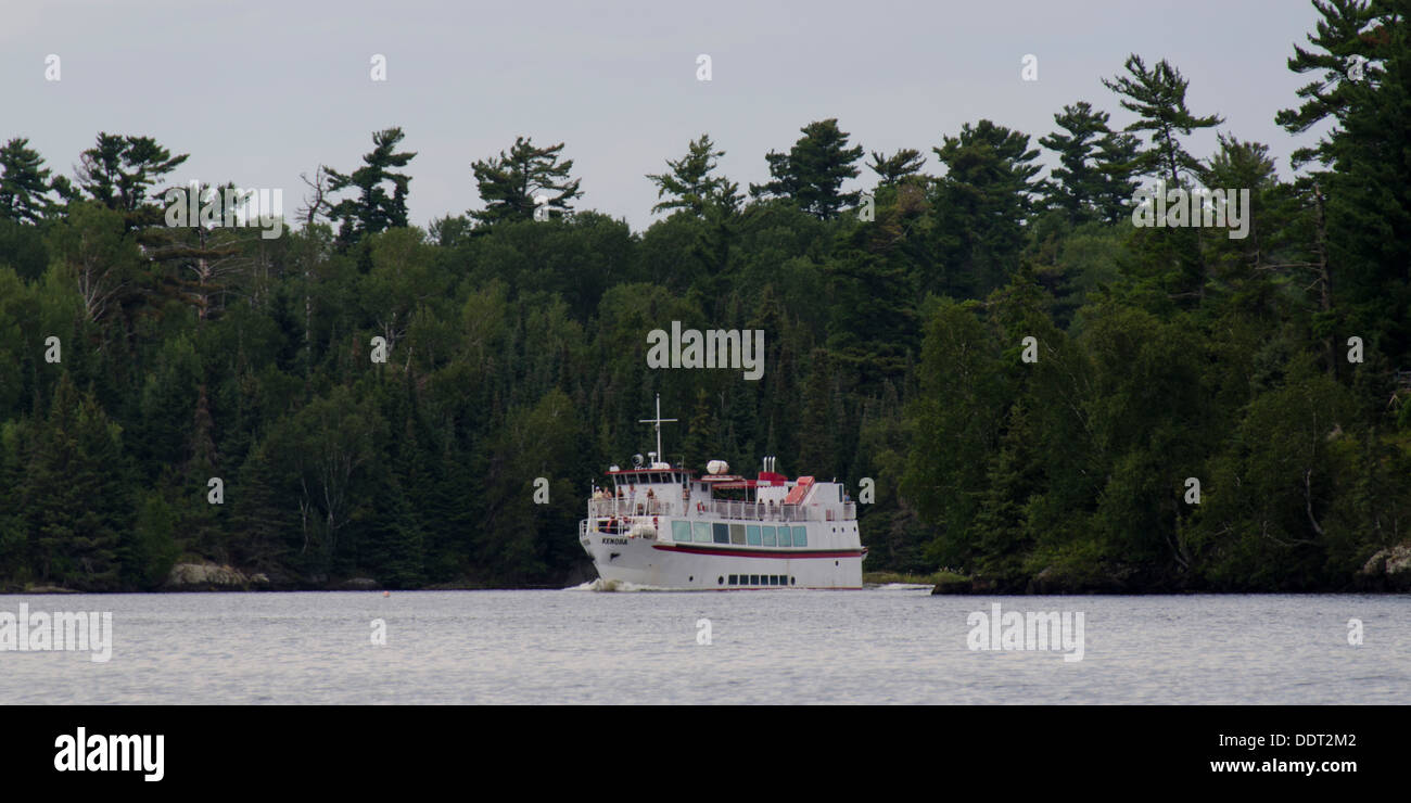 Barca in un lago dei boschi, Keewatin, Ontario, Canada Foto Stock