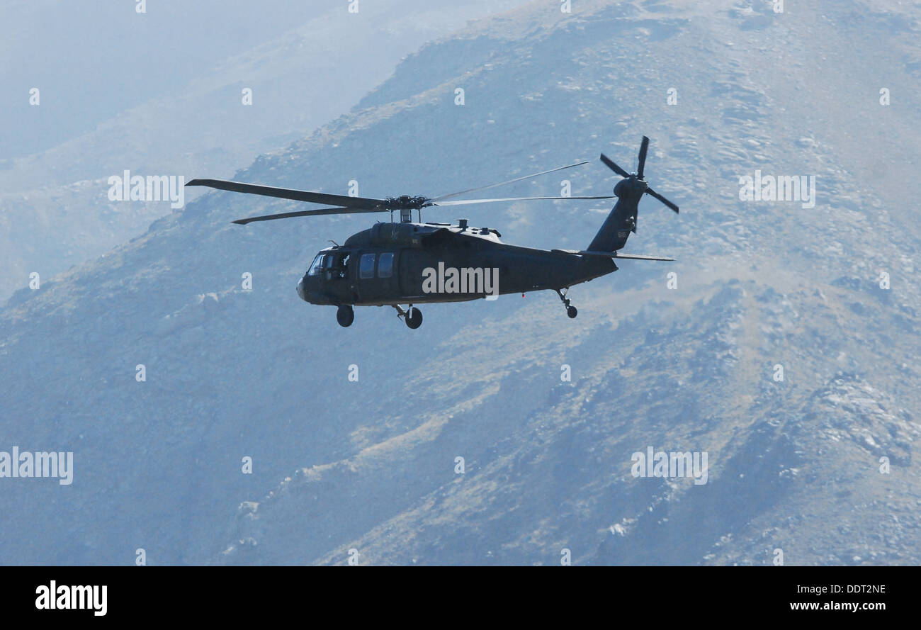 Un UH-60L elicottero Blackhawk con equipaggio 1Lt. Chuck Naggiungi, Chief Warrant Officer 4 Darren Dreher, Staff Sgt. Bruce Kleckner e Sgt. Jay aringa, tutti i membri della Task Force Phoenix, vola sulla provincia di Kabul, Afghanistan, durante la conduzione di un personale spostare Foto Stock