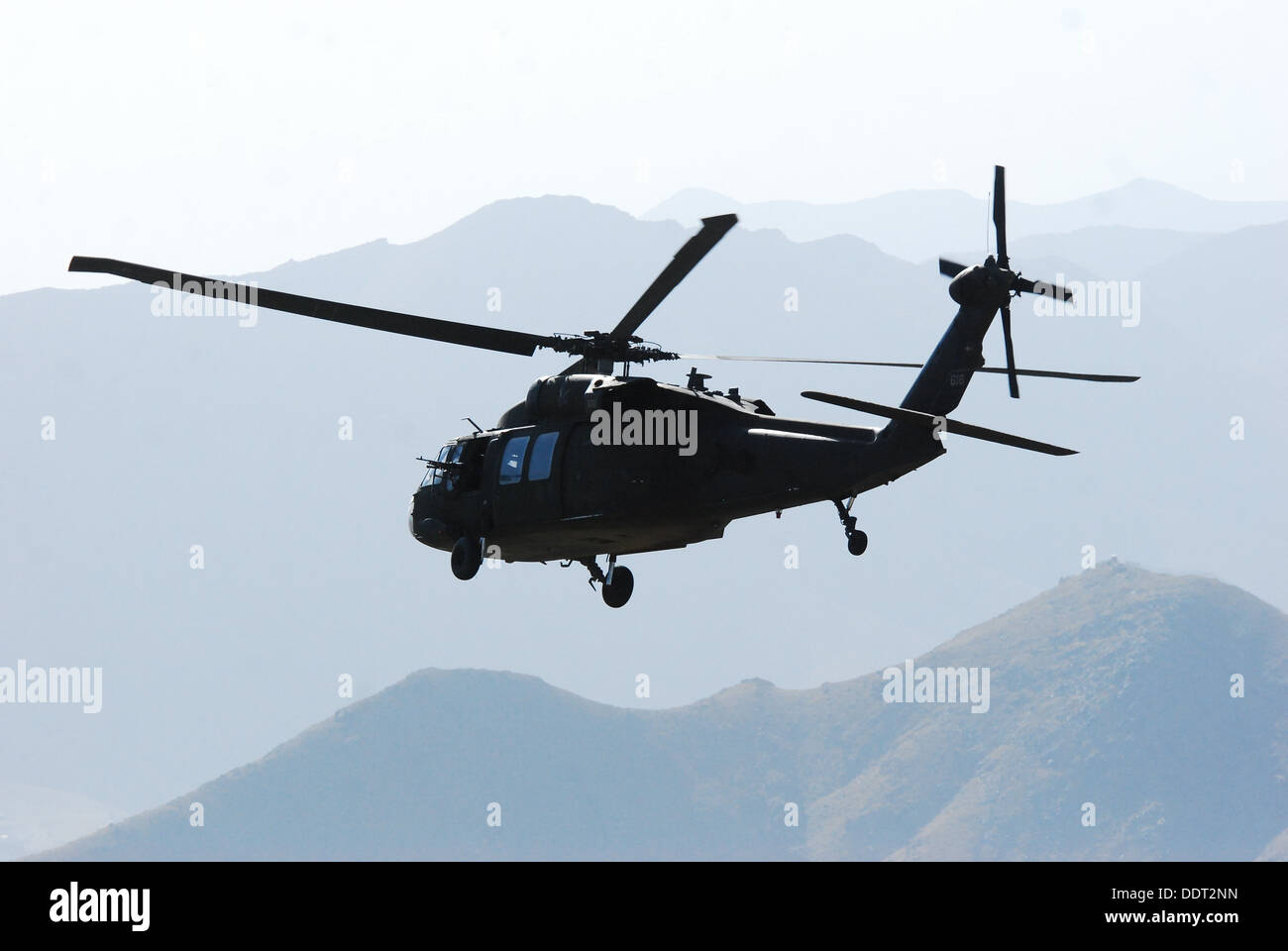 Un UH-60L Black Hawk elicottero con equipaggio 1Lt. Chuck Naggiungi, Chief Warrant Officer 4 Darren Dreher, Staff Sgt. Bruce Kleckner e Sgt. Jay aringa, tutti i membri della Task Force Phoenix, vola sulla provincia di Kabul, Afghanistan durante la conduzione di un personale mov Foto Stock