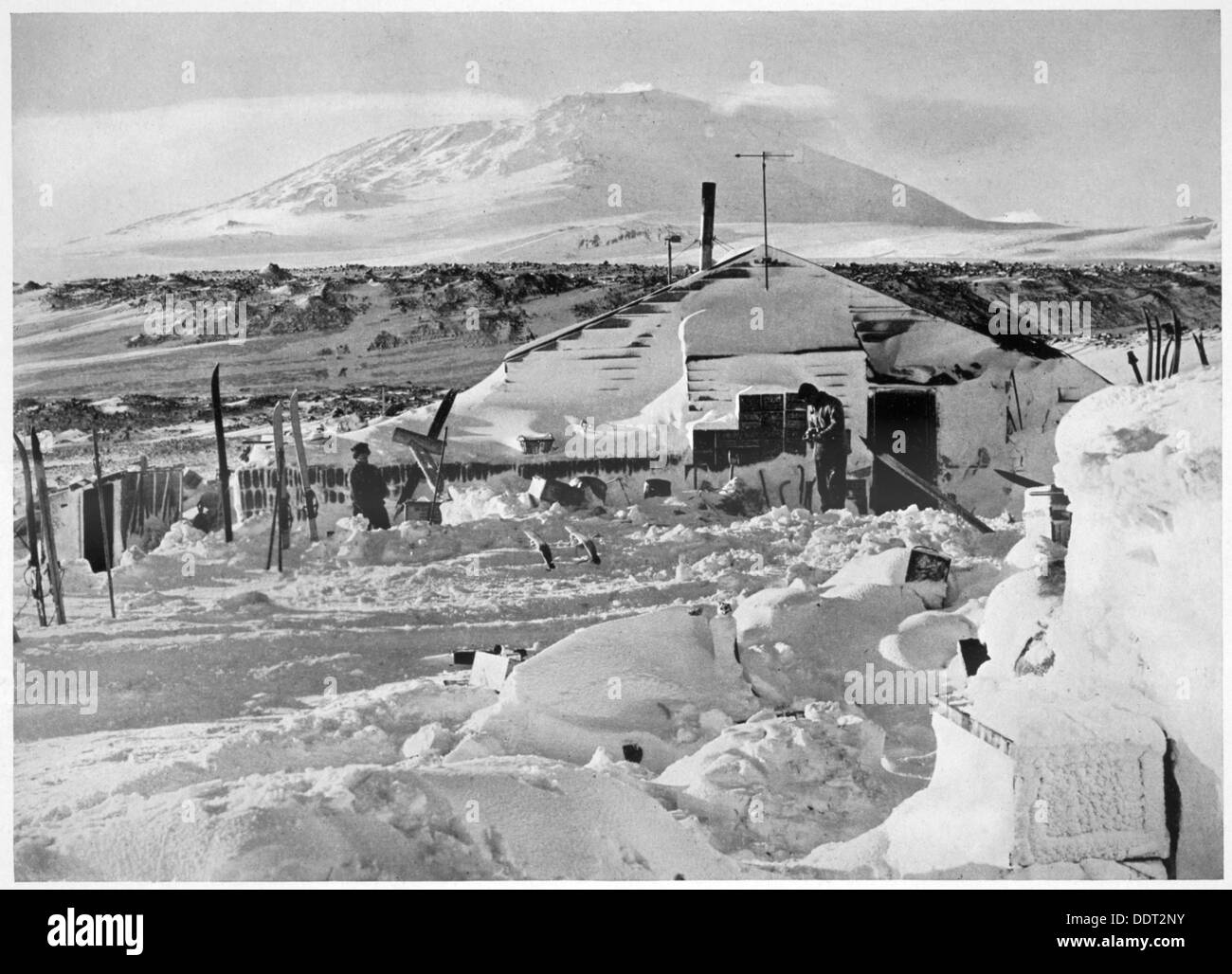 "In trimestri invernali lavorando su mappe e documenti ", Antartide, 1911-1912. Artista: Herbert Ponting Foto Stock