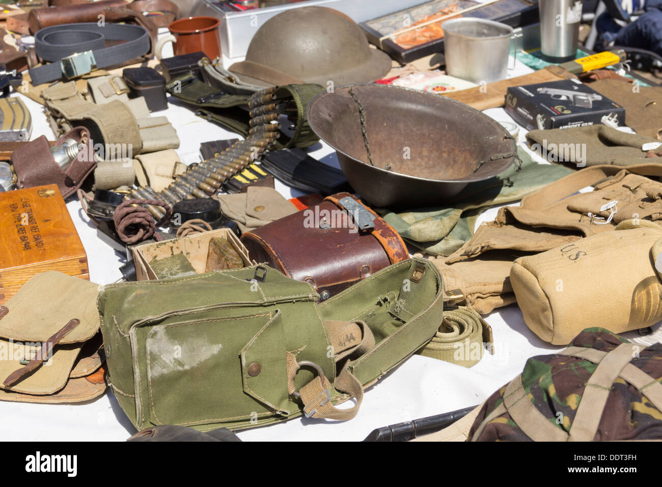 Cimeli militari stallo a 1940s " weekend di guerra' evento sulla East Lancashire Railway. Foto Stock