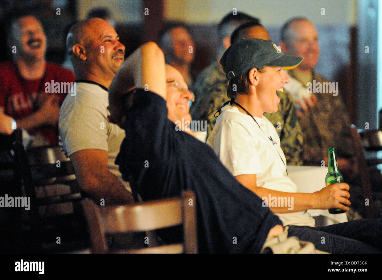 CAMP LEMONNIER, Gibuti (sett. 4, 2013) il pubblico a ridere durante la prestazione della battaglia inni e la sua Visita commedia a Camp Lemonnier. Foto Stock