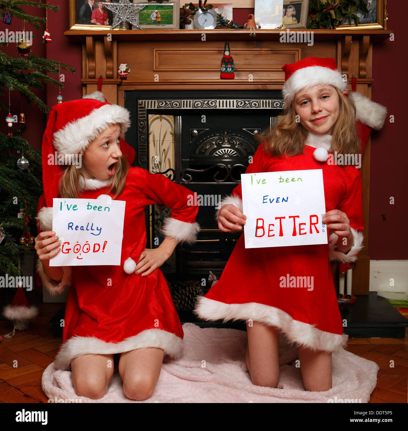 Ragazze divertirsi prima di natale, in attesa di santa Foto Stock