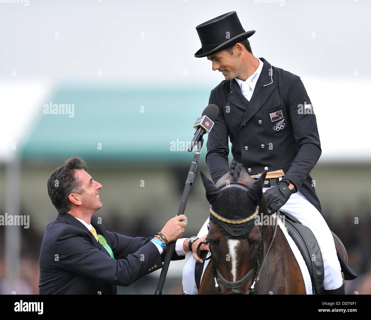 Burghley Horse Trials, Stamford, Lincolnshire, Regno Unito. Il 6 settembre 2013. Jonathan Paget [NZL] riding CLIFTON promessa portano il 2013 Land Rover Burghley Horse Trials andando a sabato il Cross Country fase. La Land Rover Burghley Horse Trials si svolgerà tra il 5 al 8 Settembre presso Burghley House, Stamford. Stephen Bartolomeo/Stephen Bartolomeo Fotografia/Alamy Live News Foto Stock