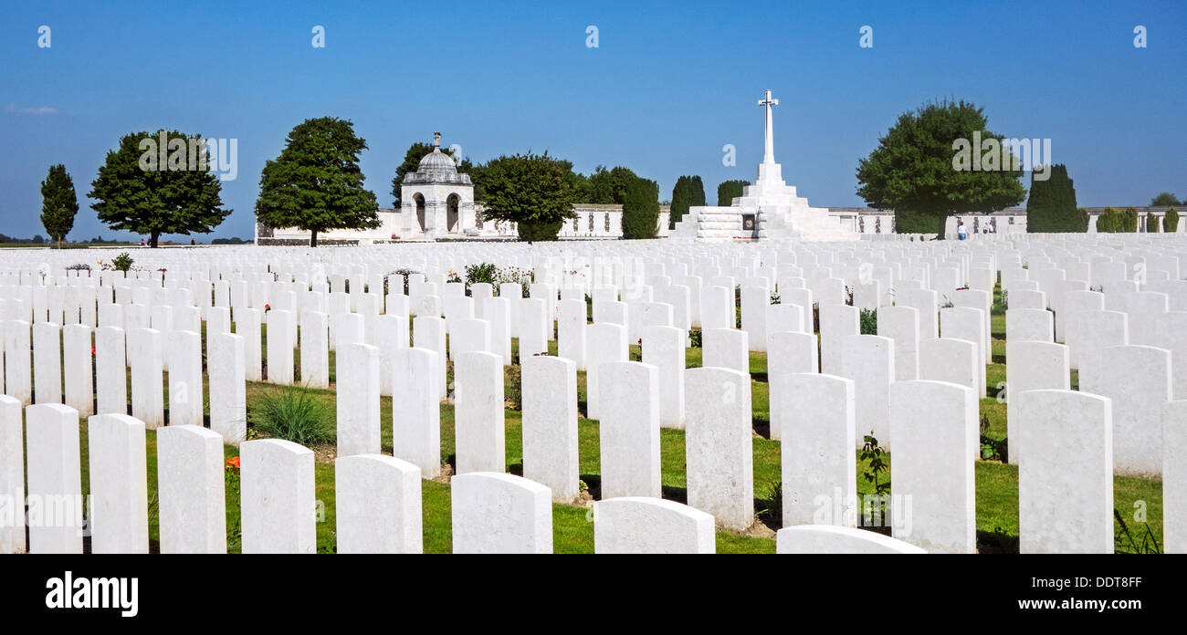 Croce di sacrificio a Tyne Cot cimitero della Commissione delle tombe di guerra del Commonwealth per la prima guerra mondiale i soldati britannici, le Fiandre, in Belgio Foto Stock
