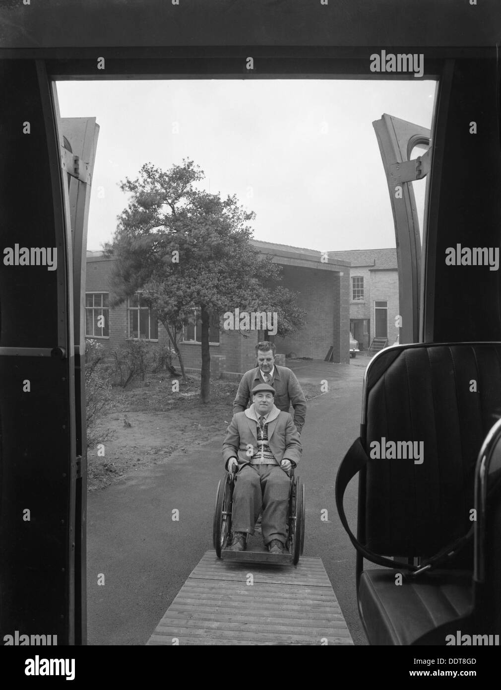 Bus paraplegici, Pontefract, West Yorkshire, 1960. Artista: Michael Walters Foto Stock