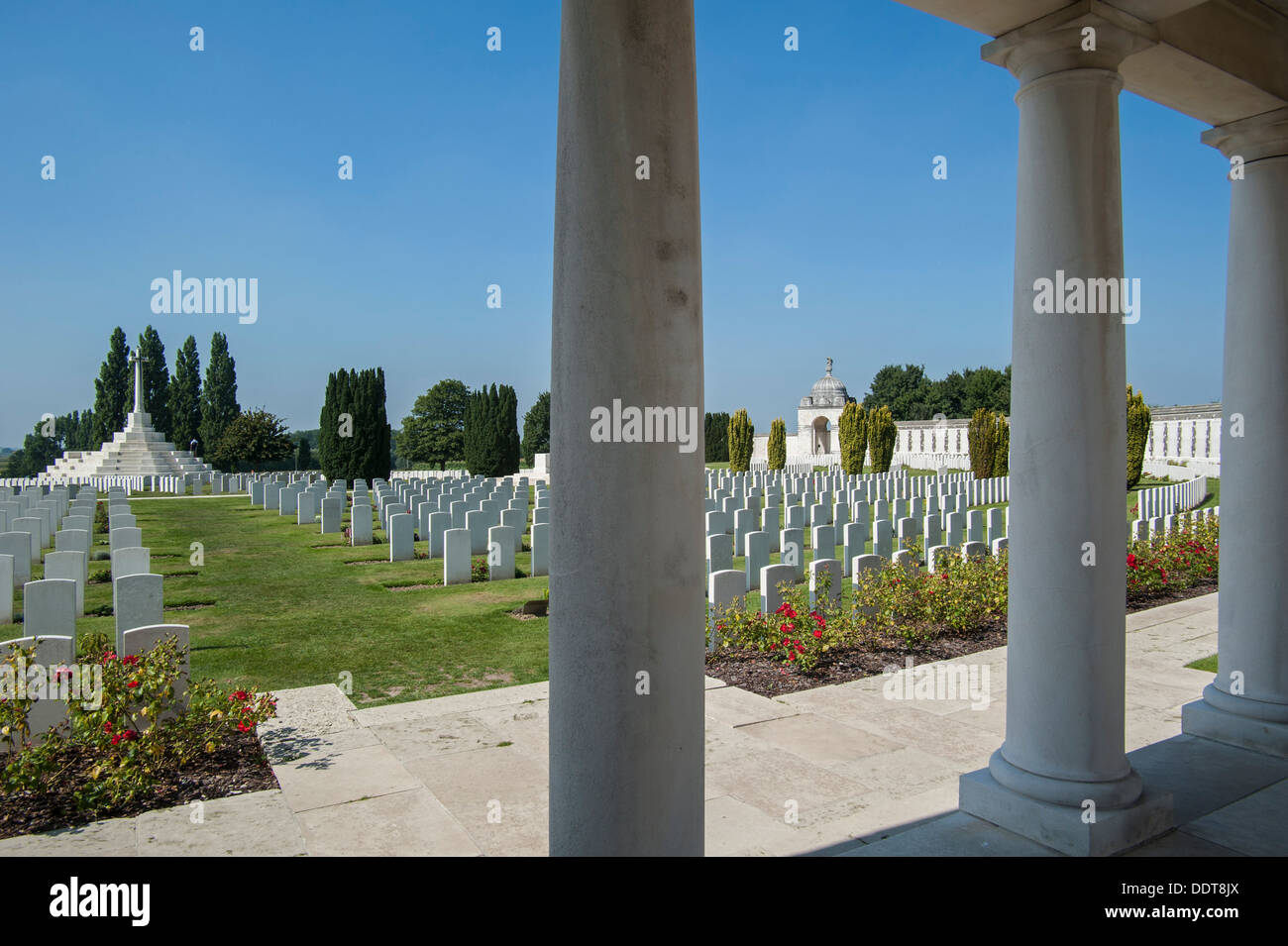 Tyne Cot il Cimitero di guerra del Commonwealth Commissione delle tombe di massa di sepoltura per la prima guerra mondiale uno soldati britannici, le Fiandre, in Belgio Foto Stock