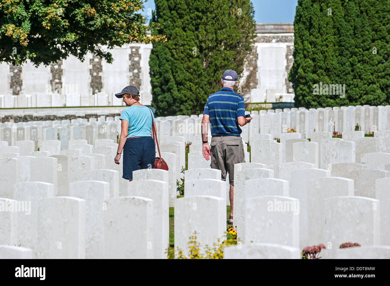I turisti in visita a Tyne Cot il Cimitero di guerra del Commonwealth Commissione delle tombe di massa di sepoltura per i soldati britannici, le Fiandre, in Belgio Foto Stock