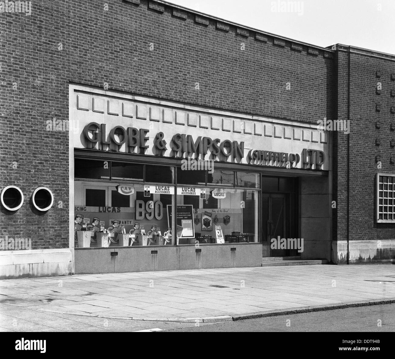 Globo & Simpson vetrina, Nottingham, Nottinghamshire, 1961. Artista: Michael Walters Foto Stock