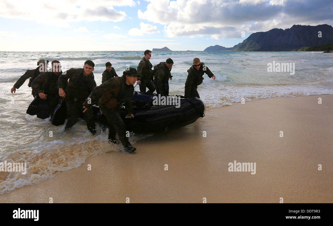 Un marine statunitense per le operazioni speciali di ricognizione forza commando utilizzare gommoni per venire a riva a soffietto Beach durante il supporto formazione 31 agosto 2013 su Oahu, Hawaii Foto Stock