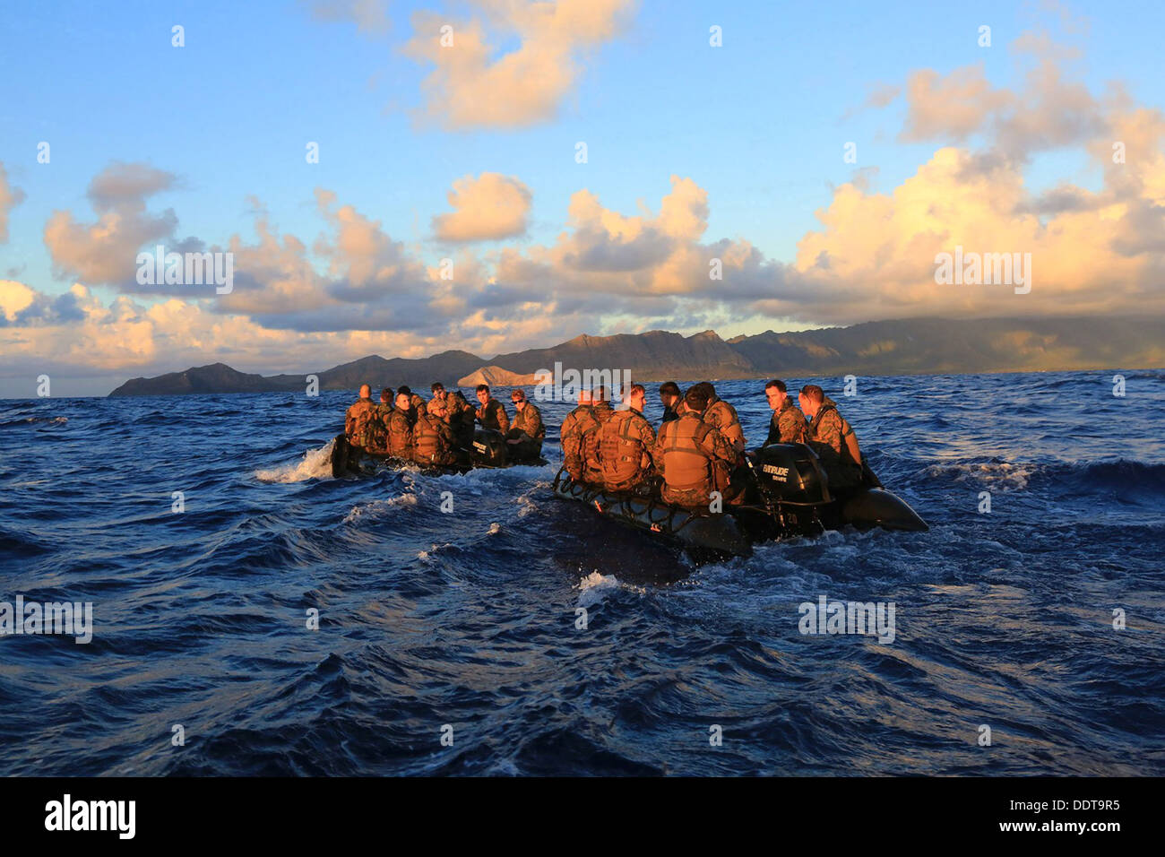 Un marine statunitense per le operazioni speciali di ricognizione forza commando utilizzare gommoni per venire a riva a soffietto Beach durante il supporto formazione 31 agosto 2013 su Oahu, Hawaii. Foto Stock