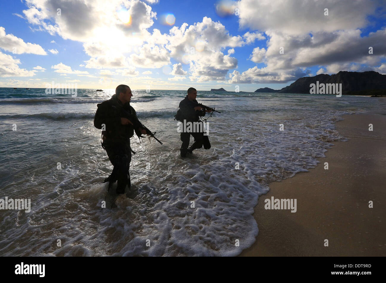 Un marine statunitense per le operazioni speciali di ricognizione forza commando wade a terra a soffietto Beach durante il supporto formazione 31 agosto 2013 su Oahu, Hawaii. Foto Stock
