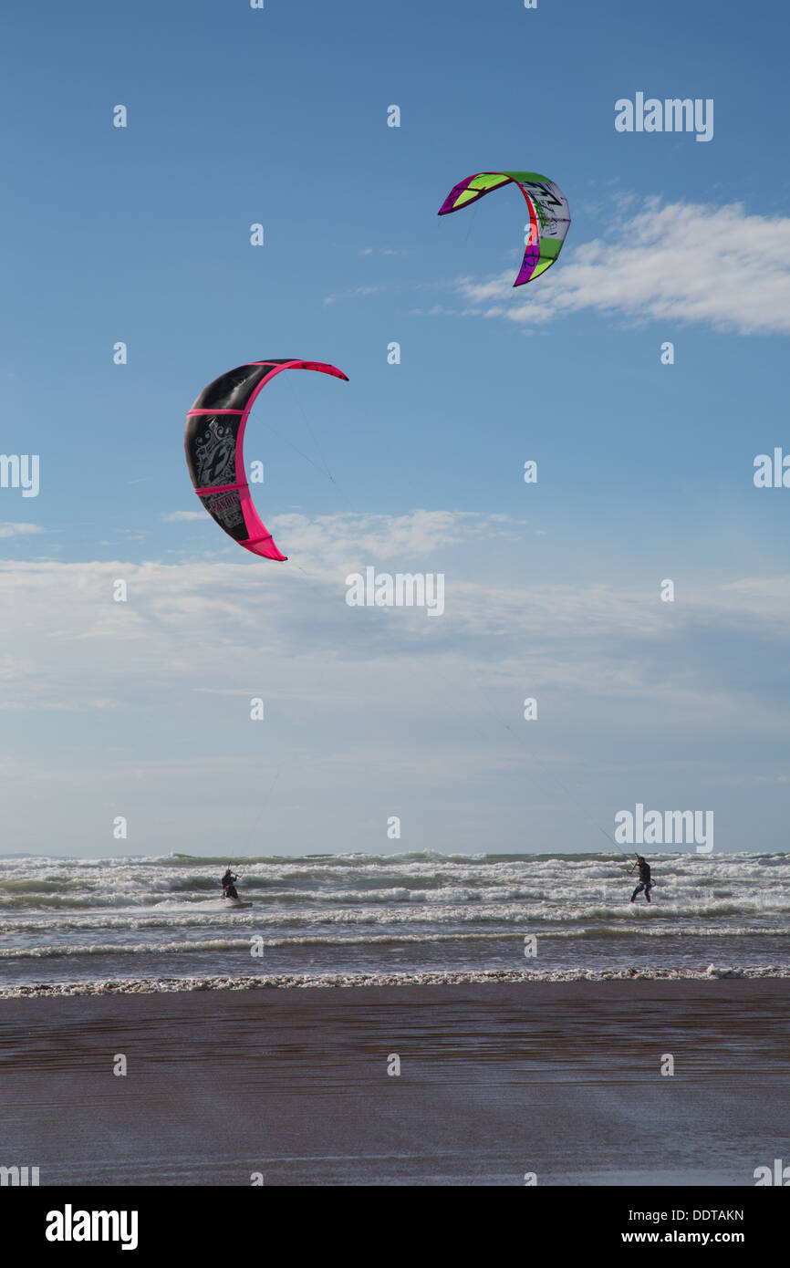 Kite Surfers su Northam Burrows Beachn North Devon, Regno Unito Foto Stock