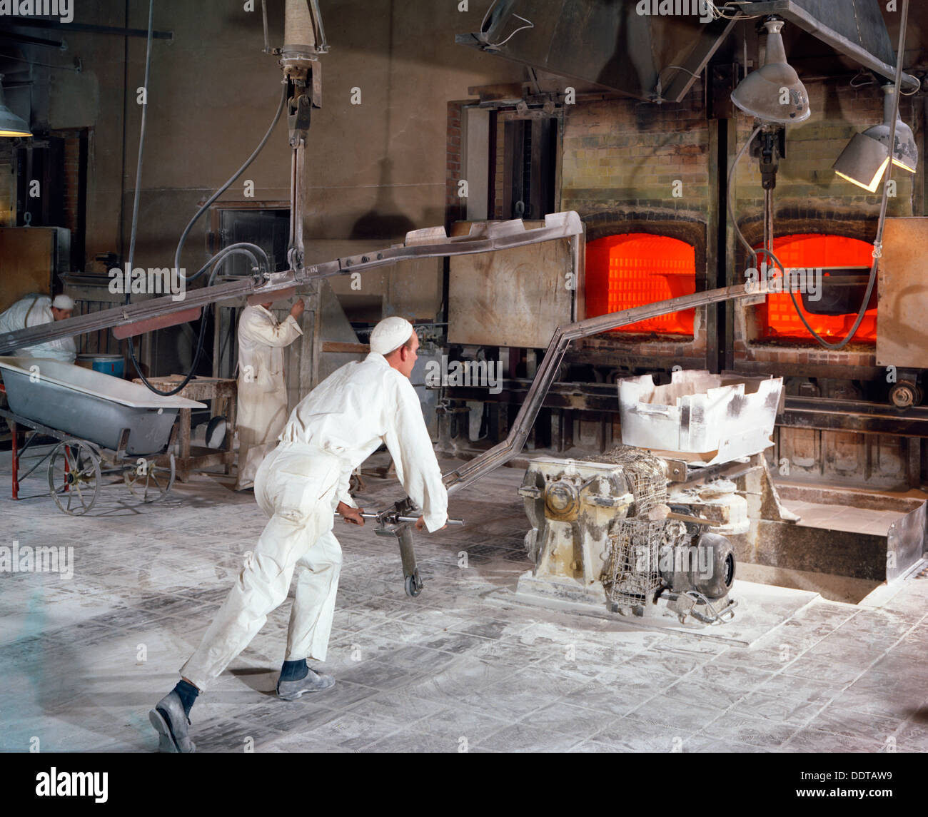 Estrazione di un bagno di acciaio dal forno a Ideal Standard di Hull, Humberside, 1967. Artista: Michael Walters Foto Stock