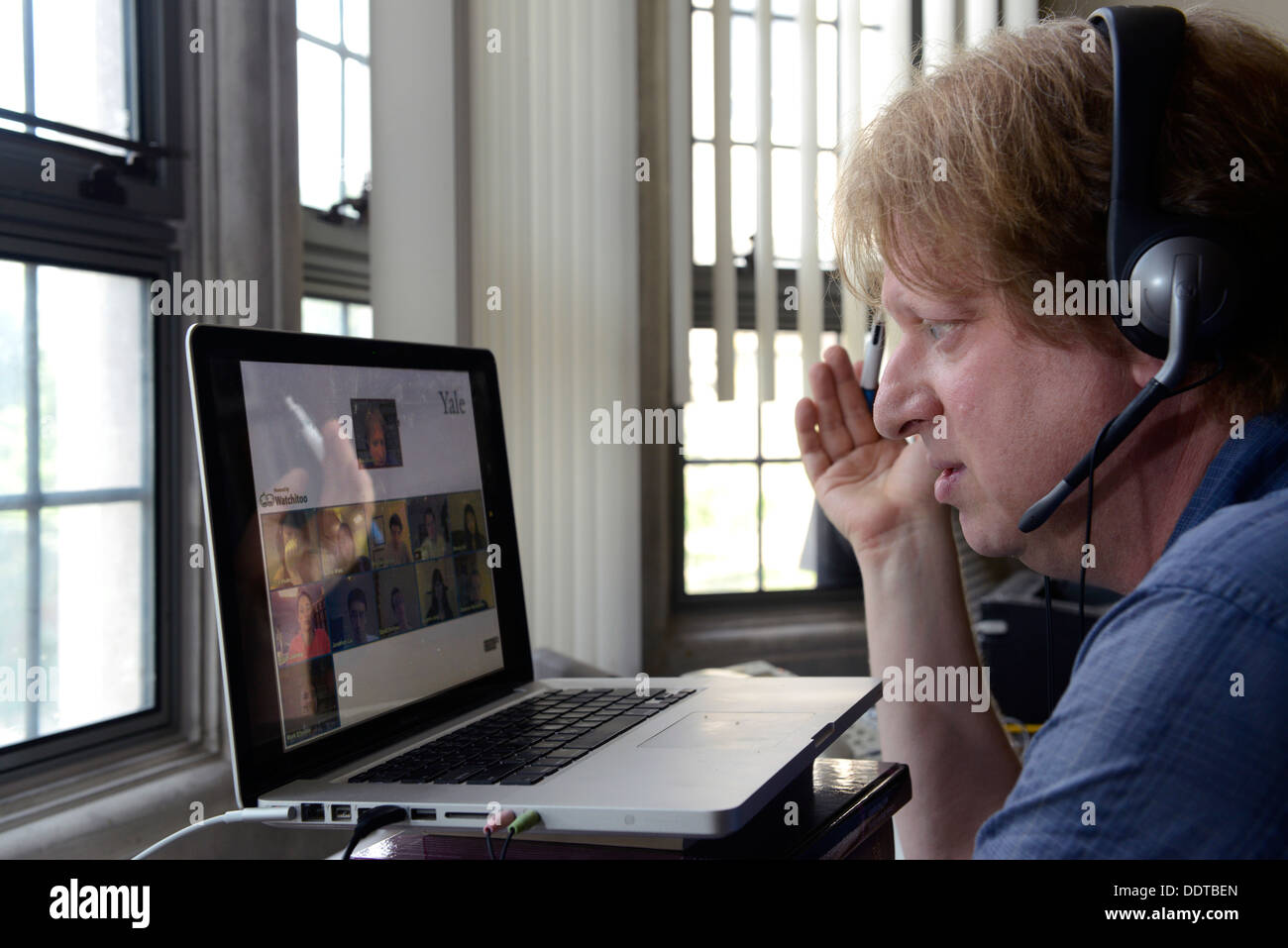 La psicologia di Yale professor Paul Bloom insegna una classe sezione online dal suo ufficio. Yale è la realizzazione di una grande spinta online. Foto Stock