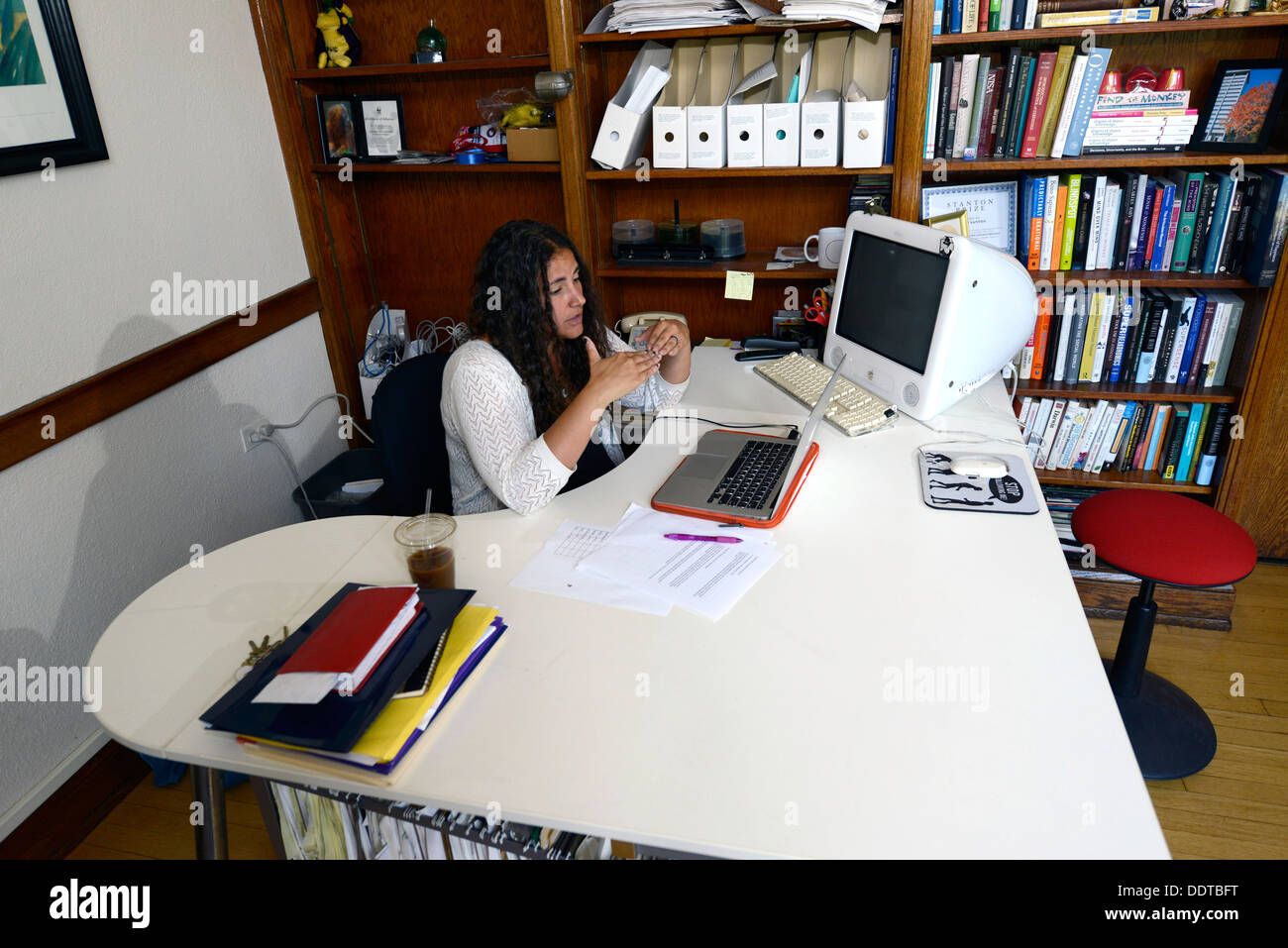 La psicologia di Yale professor Laurie Santos insegna una classe sezione online dal suo ufficio. Yale è la realizzazione di una grande spinta online. Foto Stock