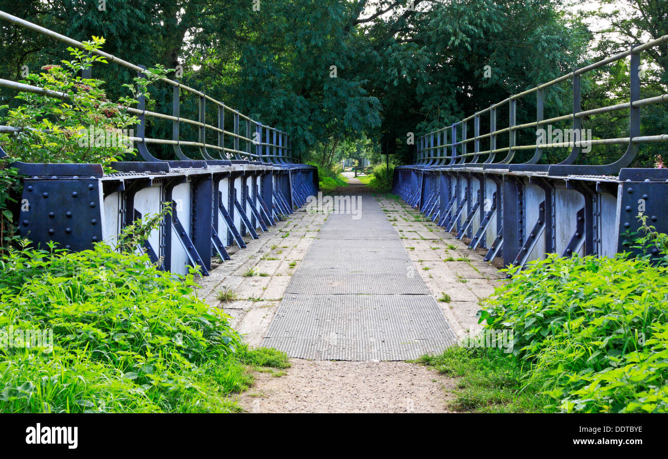 Un vecchio ponte ferroviario sul Marriott il modo della distanza lungo il sentiero a Lenwade, Norfolk, Inghilterra, Regno Unito. Foto Stock