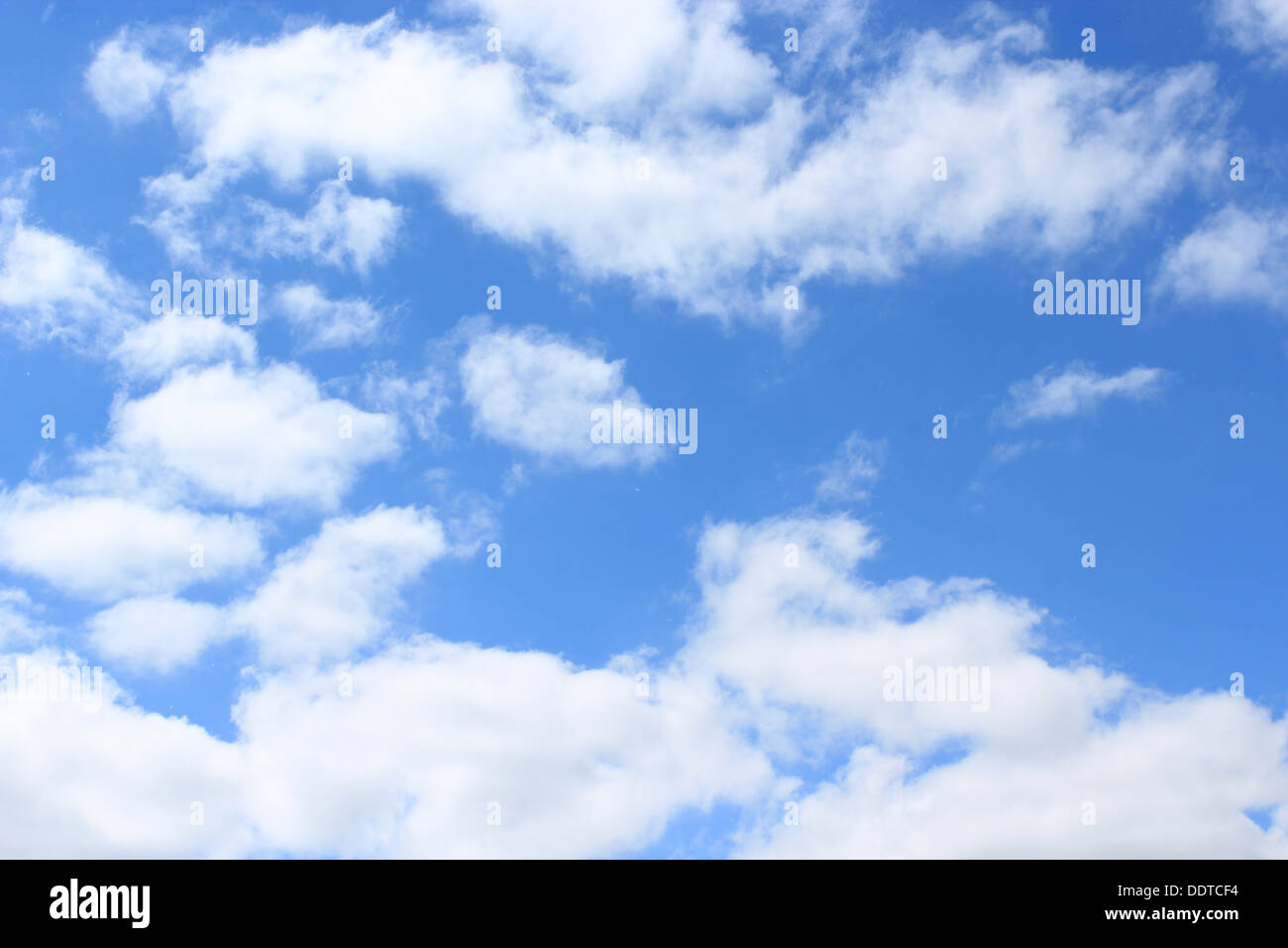 Semplice belle nuvole bianche sul cielo blu sullo sfondo Foto Stock