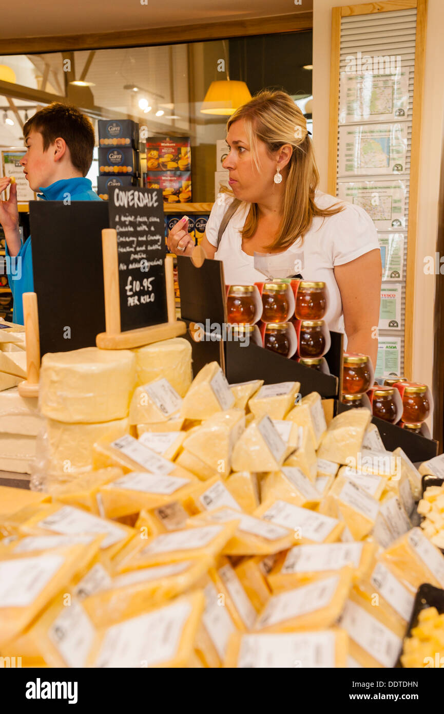 Una donna degustazione di formaggio in negozio di formaggio in Wensleydale Creamery Visitor Centre in Hawes in Wensleydale Foto Stock