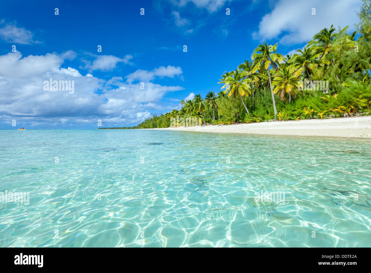 Isole di Cook, isola di Aitutaki e tropicale di spiaggia di sabbia bianca con acqua turchese e palme - Amuri beach, Sud Pacifico Foto Stock