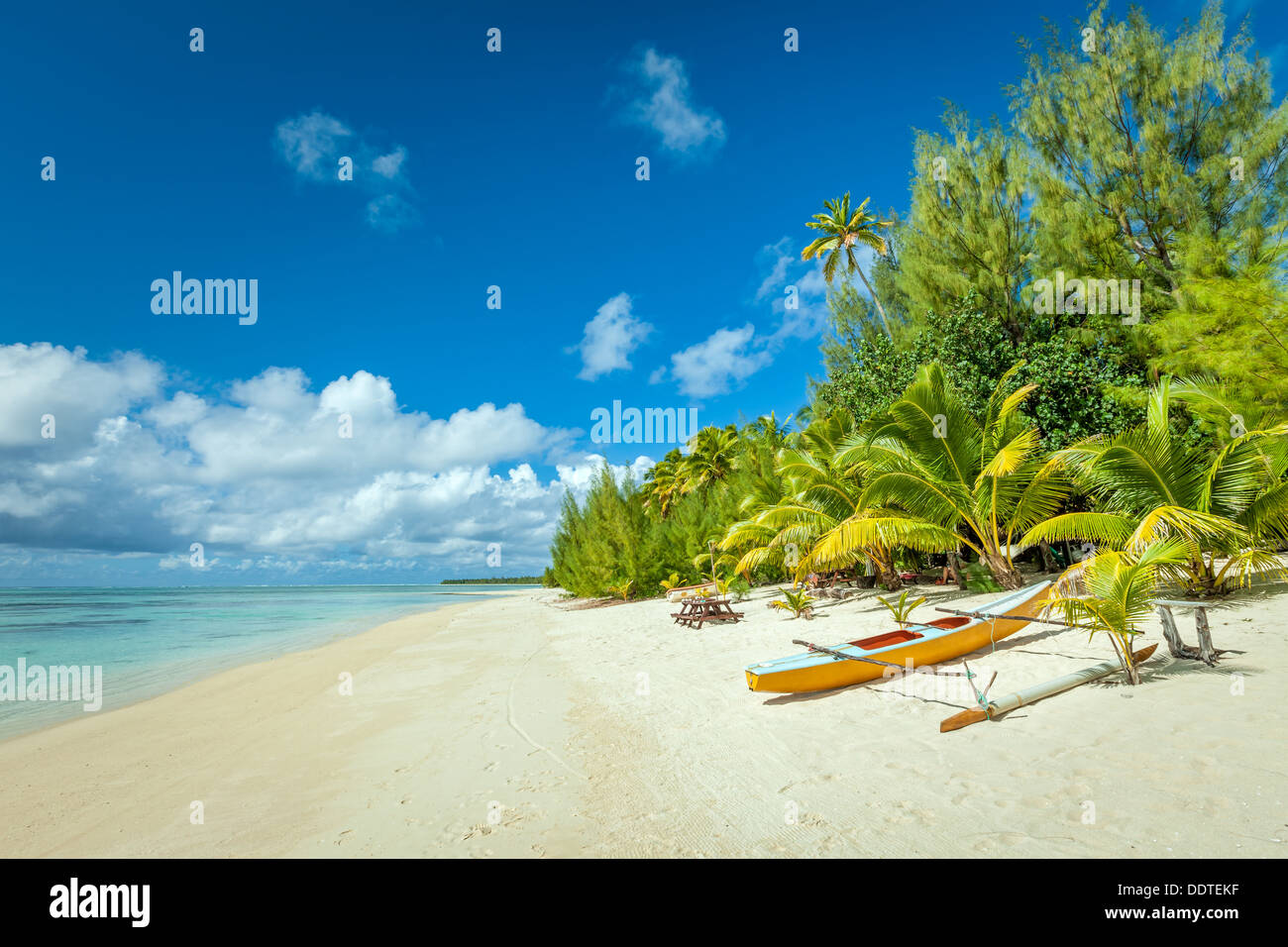 Isole di Cook, isola di Aitutaki, polinesiano Canoe sulla spiaggia di sabbia bianca con acque turchesi e le palme in un paradiso tropicale Foto Stock