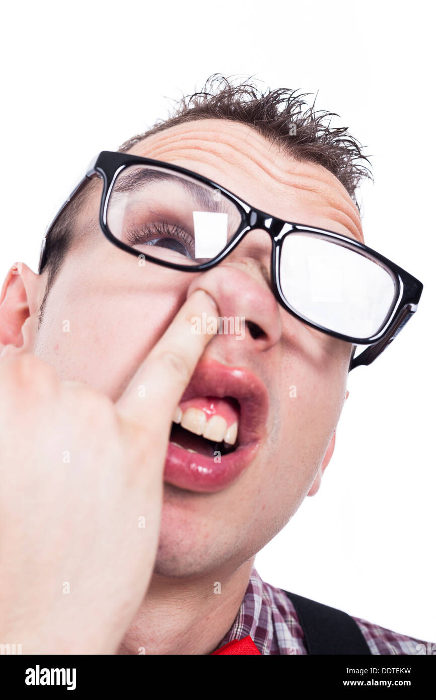 Vista dettagliata del nerd man picking il suo naso, isolati su sfondo bianco. Foto Stock